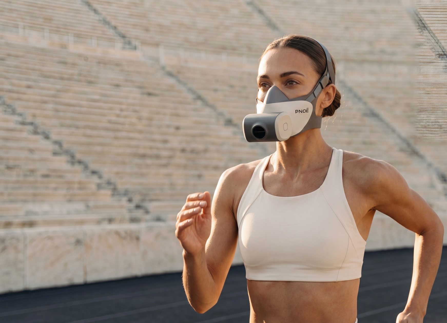 Atleta usando a máscara de avaliação metabólica PNOĒ